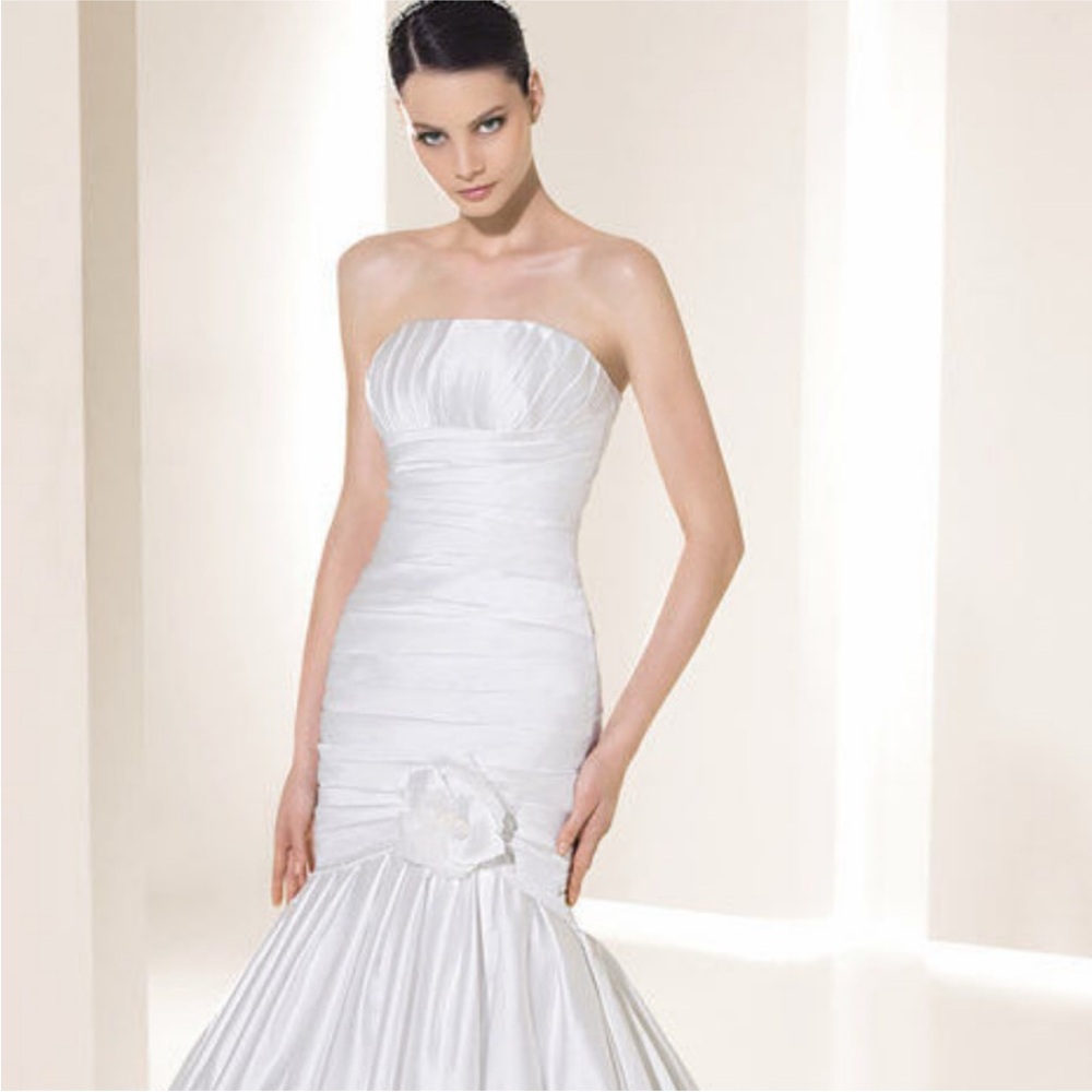 NWT** ATELIER DIAGONAL **
by
PRONOVIAS Bridal Wedding Dress Gown. Size 6 IVORY